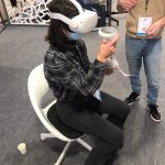 Notre volontaire Lucia en test avec une machine de réalité virtuelle.